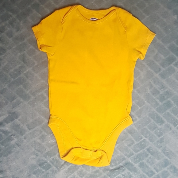 5/$20🍁T-shirt Onesie 6-12m - Picture 1 of 3